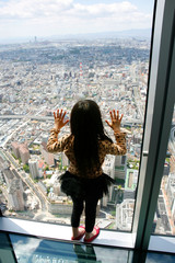 日本のあべのハルカス展望台と子供