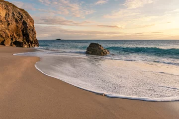 Crédence en verre imprimé Plage et mer Paysage français - Bretagne. Une belle plage avec des falaises sauvages en arrière-plan au coucher du soleil.