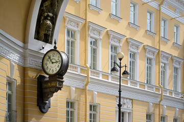 Fototapeta na wymiar street clock, the classical architecture of the buildings of St. Petersburg