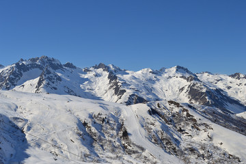 Fototapeta na wymiar Paysage de montagne enneigée de la station de ski de Valmorel dans les Alpes, station de ski, France