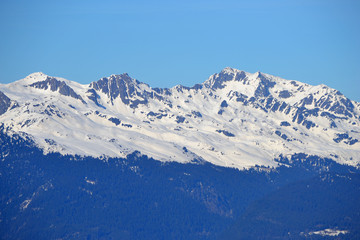 Fototapeta premium Paysage de montagne enneigée de la station de ski de Valmorel dans les Alpes, station de ski, France
