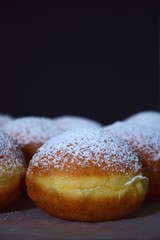Leckere Faschingskrapfen vor dunklen Hintergrund freigestellt, Faschingszeit, Berliner