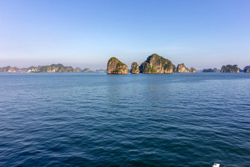 Naklejka premium Beautiful panorama of Ha Long Bay (Descending Dragon Bay) popular tourist destination in Asia. Vietnam.
