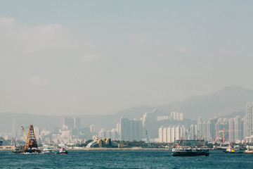 Naklejka premium Nowoczesne miasto dalekiego zasięgu widok z portu