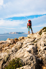 Obraz premium Traveler with a portable solar battery attached to his backpack