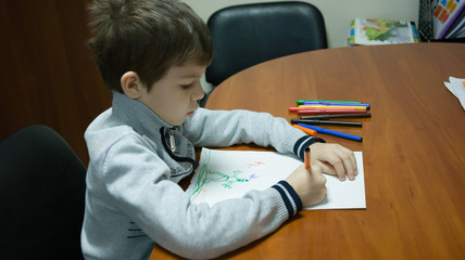 Naklejka premium a child draws a color picture