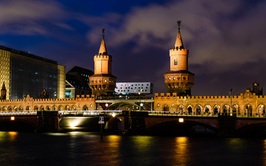 Fototapeta na wymiar Bridge Oberbaum and Spree river in Berlin, Germany at night