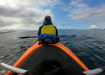 Obraz premium Image from back of female tourist with paddle on canoe floating