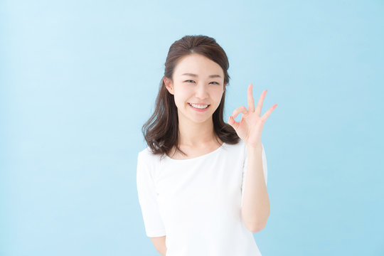 ok・女性・ブルーバック