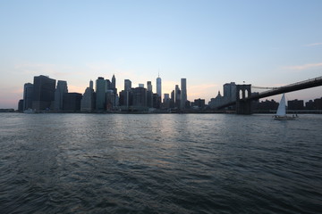 Fototapeta na wymiar View from the sea of New York and the bridge