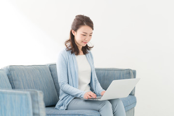 パソコンを使う女性