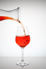 Rotwein mit Karaffe frisch eingeschenkt