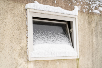 gekipptes Garagenfenster mit Schnee