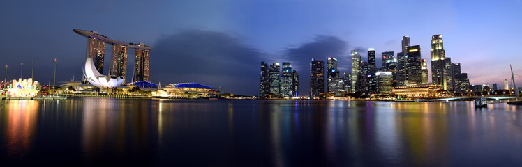 Fototapeta na wymiar Singapore panorama skyline view to the Marina Bay and business district while sunset 
