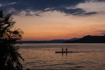 Sonnenuntergang am Gardasee mit Ruderern