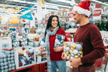 Young couple with boxes full of Christmas balls © Nomad_Soul
