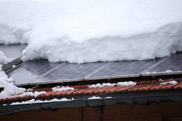 Schneelast auf Solardach im Winter