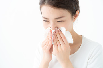 風邪・花粉症・テッシュを持つ若い女性