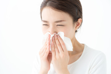 風邪・花粉症・テッシュを持つ若い女性