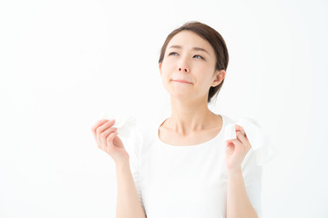 風邪・花粉症・テッシュを持つ若い女性