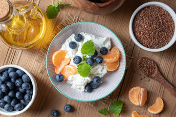 Cottage cheese with flax seed oil and blueberries