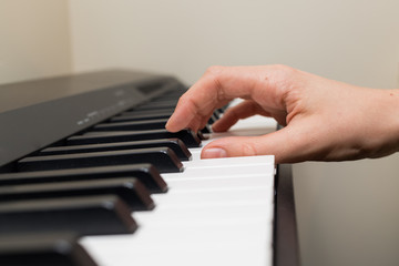 Gra na pianinie keyboard, muzyka