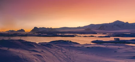 Fototapete Städte / Reisen Antarktis-Sonnenuntergang-Panoramablick. Epische Buchten, umgeben von schneebedecktem Land mit den Tierspuren. Atemberaubende Polarlandschaft. Idealer Hintergrund für die Wintercollagen und Illustrationen.