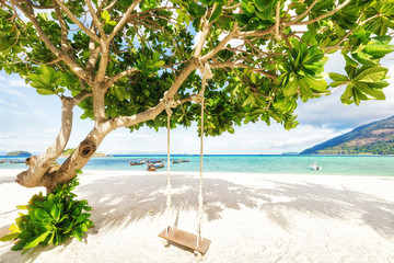 Fototapeta premium Azjatycki tropikalny plażowy raj w Tajlandia