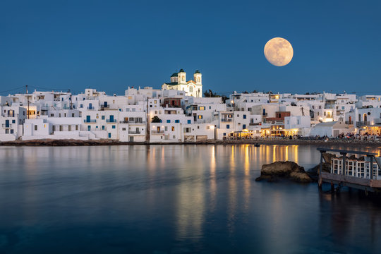 Sommer Vollmond &uuml;ber dem kleinen Fischerdorf Naousa auf Paros, Kykladen, Griechenland