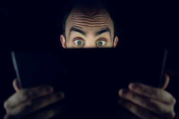 Mann blickt auf Handydisplay