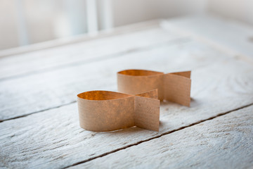 Kommunion, Konformation, Taufe, Firmung - Fische aus Kraftpapier auf hellem Holz