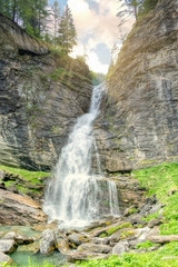 Obraz premium La cascata tra le rocce