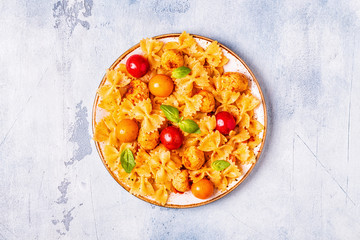 Pasta with meatballs and tomato sauce.