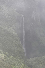 Vue matinale d'une cascade