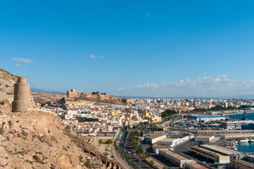 Fototapeta na wymiar Almería con su Alcazaba en lo alto de una colina