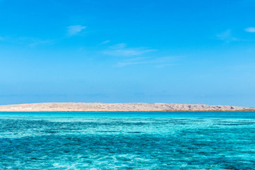 Korallenriff Hurghada mit blauen Himmel 
