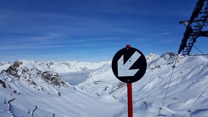 Image of wintersport sign showing a black slope