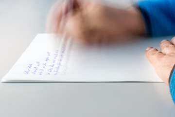 Mann schreibt Brief an seine Partnerin