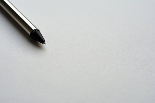 Hoja en blanco y esfero para escribir 2