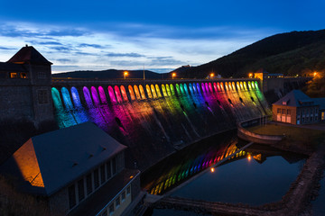 Staumauer Edersee bunt