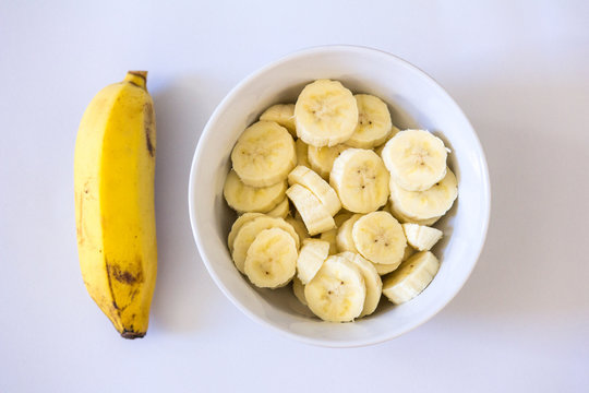 banana prata picada, com fundo branco