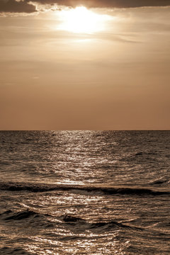 zachód słońca nad morzem w złotych barwach