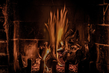 płomień ognia w ognisku w kominku - obrazy, fototapety, plakaty