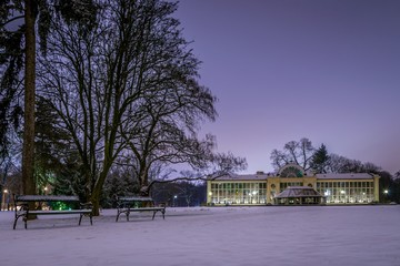 Nowa Oranżeria w parku Łazienki Królewskie w Warszawie zimą w nocy