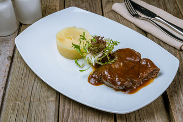 Beef cheeks with mashed potatoes