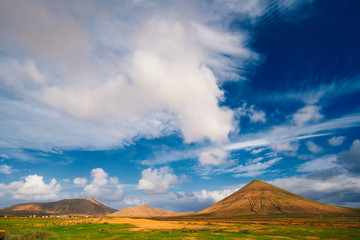 Krajobraz górski z pochmurnym niebem © piotrszczepanek