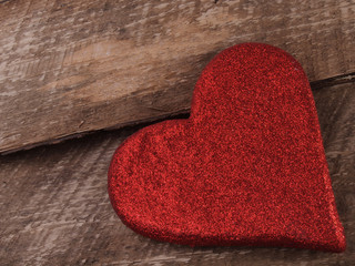 Coeur pour la st-valentin déposé sur un fond de bois
