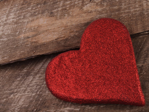 Coeur pour la st-valentin d&eacute;pos&eacute; sur un fond de bois