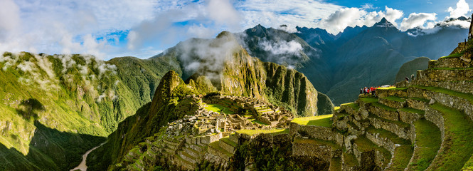 Machu Picchu bei Sonnenaufgang in Peru