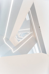 scala bianca con illuminazione di design a led bianca